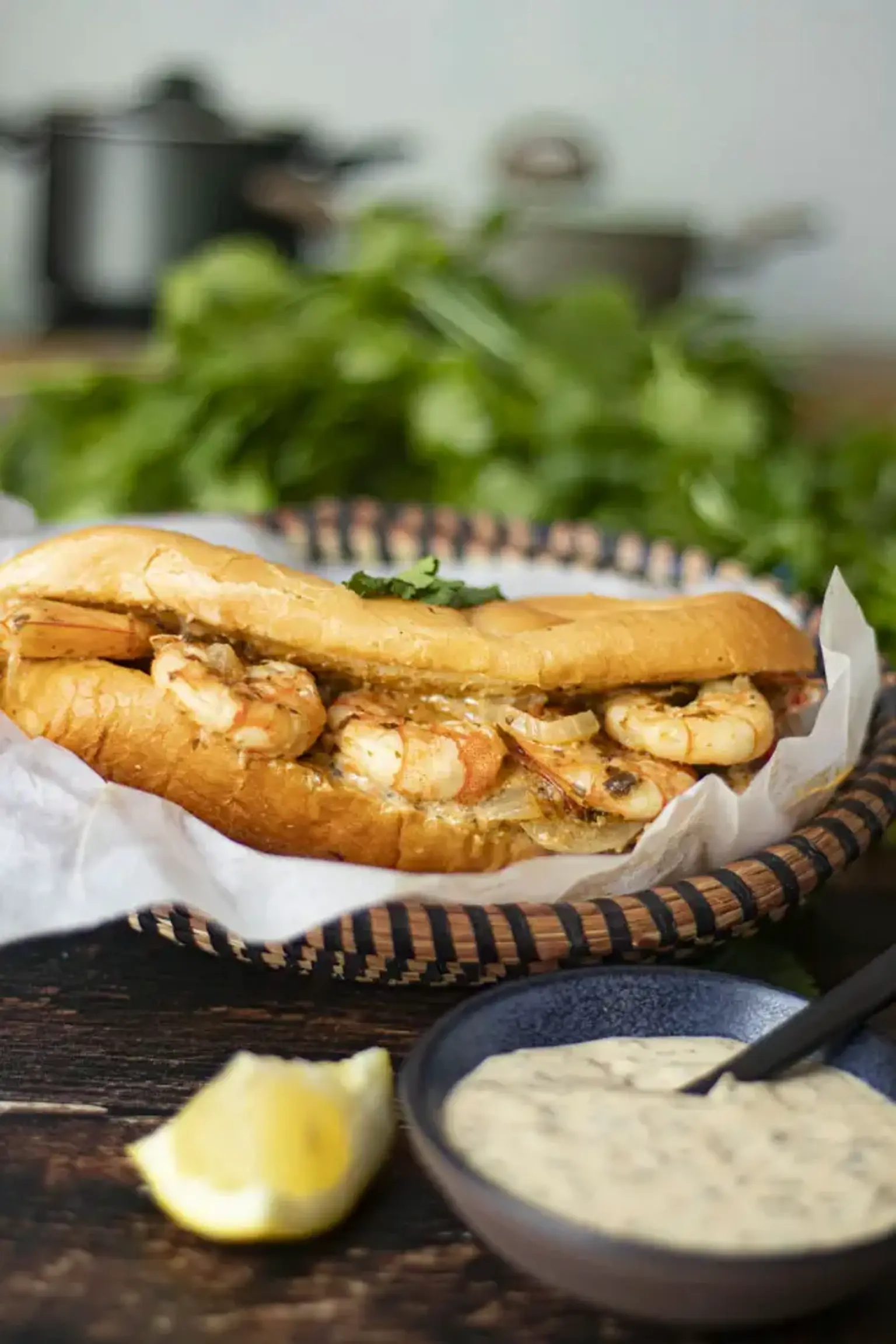 sandwich aux crevettes sautees sauce mayonnaise aux herbes